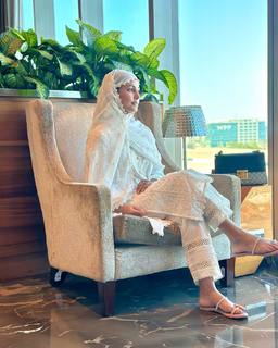 Hina Khan feet photo thumbnail