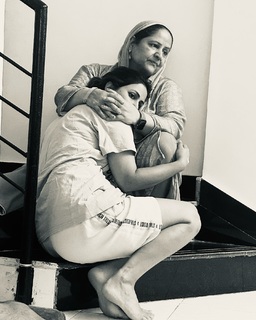 Hina Khan feet photo thumbnail