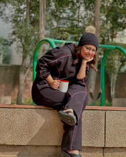 Hina Khan feet photo thumbnail