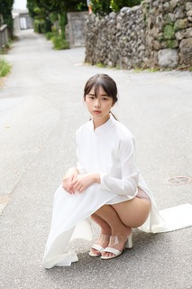 Hina Kikuchi feet photo 8