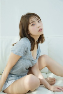 Hina Kikuchi feet photo 15