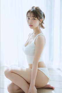 Hina Kikuchi feet photo 9