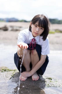 Hina Kikuchi feet photo 12
