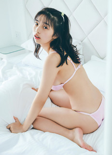 Hina Kikuchi feet photo 8