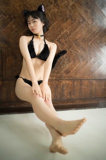 Hina Kikuchi feet photo 9