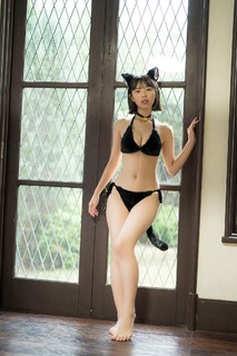 Hina Kikuchi feet photo 8