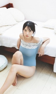 Hina Kikuchi feet photo 18