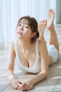 Hina Kikuchi feet photo 6