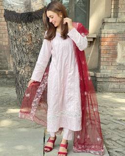 Hina Tariq feet photo 17