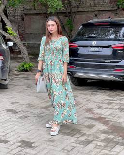 Hina Tariq feet photo 8
