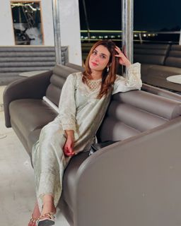 Hina Tariq feet photo 17