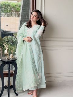 Hina Tariq feet photo 18