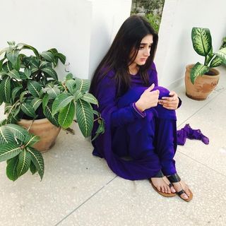 Hira Salman feet photo 2