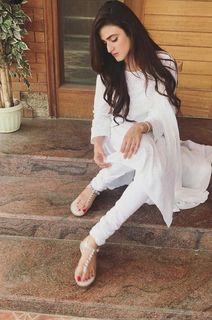 Hira Salman feet photo 3