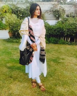 Hira Salman feet photo 13