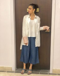 Hira Salman feet photo 1