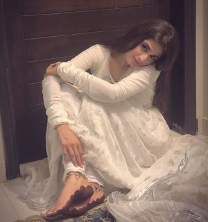 Hira Salman feet photo 9