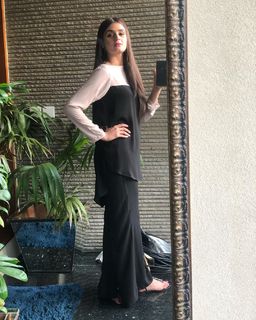 Hira Salman feet photo 6
