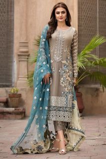 Hira Salman feet photo 1