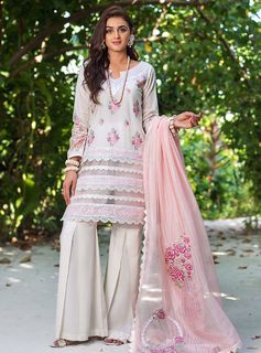 Hira Salman feet photo 1