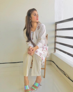 Hira Salman feet photo 4
