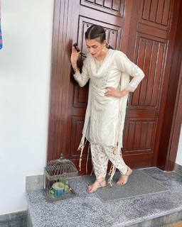 Hira Salman feet photo 10