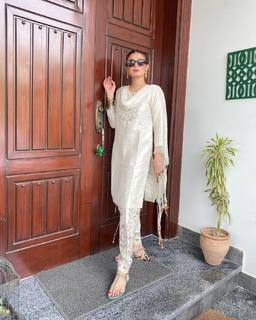 Hira Salman feet photo 7