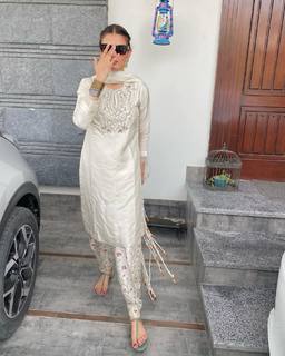 Hira Salman feet photo 5