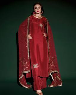 Hira Salman feet photo 1