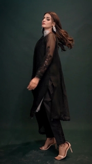 Hira Salman feet photo 4