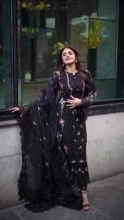Hira Salman feet photo 2