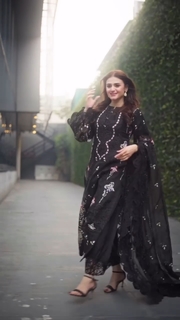 Hira Salman feet photo 1