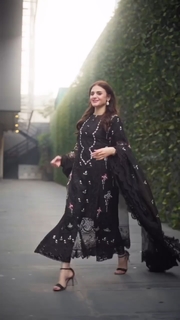 Hira Salman feet photo 20