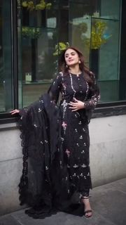 Hira Salman feet photo 19