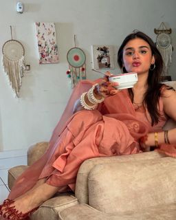 Hira Salman feet photo 10
