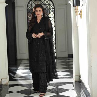 Hira Salman feet photo 8
