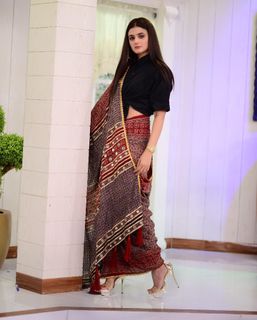 Hira Salman feet photo 2