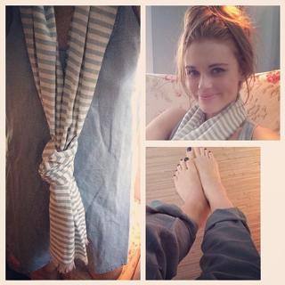 Holland Roden feet photo thumbnail