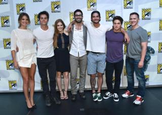 Holland Roden feet photo thumbnail