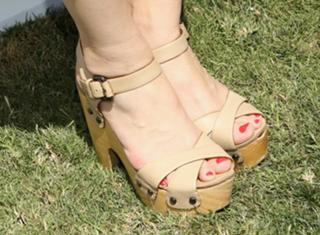 Holland Roden feet photo thumbnail