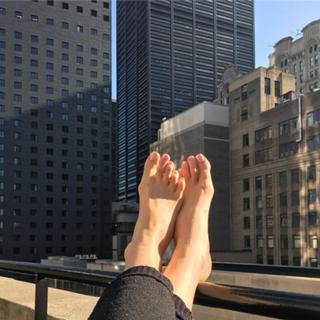 Holly Burt feet photo thumbnail