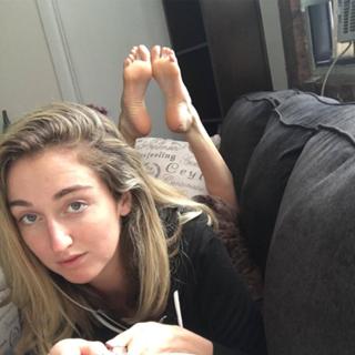Holly Burt feet photo thumbnail