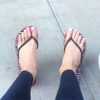 Holly Burt feet photo thumbnail