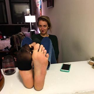Holly Burt feet photo thumbnail