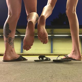 Holly Burt feet photo thumbnail