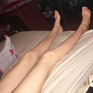 Holly Burt feet photo thumbnail