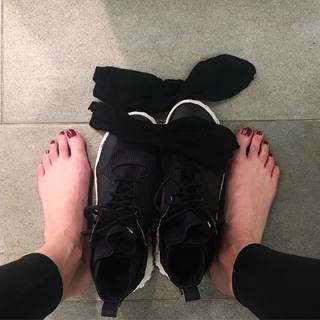 Holly Burt feet photo thumbnail