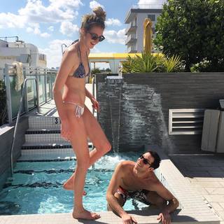 Holly Burt feet photo thumbnail