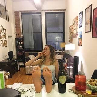 Holly Burt feet photo thumbnail