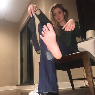 Holly Burt feet photo thumbnail